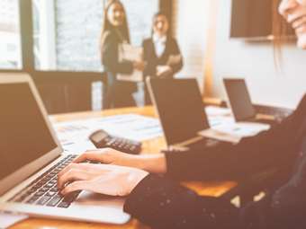 Ν. Κεραμέως: Ρεκόρ νέων θέσεων εργασίας τον Απρίλιο – Ανεργία στο χαμηλότερο επίπεδο 17 ετών