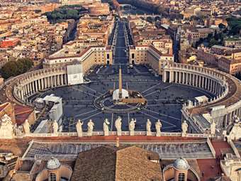 Ευλογία σε 50.000 πιστούς από τον πάπα Φραγκίσκο στην πλατεία του Αγίου Πέτρου