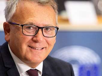 Νίκολας Σμιτ: Δεν θεωρώ ότι το ΕΛΚ ή η ευρωομάδα "Ταυτότητα και Δημοκρατία" είναι δημοκρατικές δυνάμεις