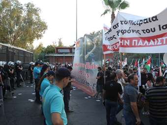 Συγκέντρωση συνδικάτων στο λιμάνι του Πειραιά με αφορμή τον κατάπλου κρουαζιερόπλοιου με Ισραηλινούς