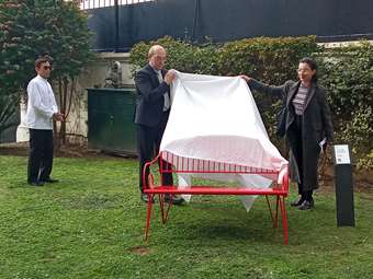 "Κόκκινο παγκάκι": Μια πρωτοβουλία ενάντια στη βία κατά των γυναικών που εγκαινιάσθηκε στην ιταλική πρεσβεία