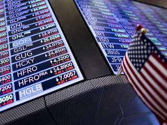 Χρονιά ρεκόρ $1 τρισ. εκροών από τα αμερικανικά μετοχικά αμοιβαία - Στην έλξη των Magnificent Seven υποκύπτουν οι επενδυτές