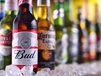 AB InBev: Αύξηση των κερδών το 2023 παρά το μποϊκοτάζ στη Bud Light