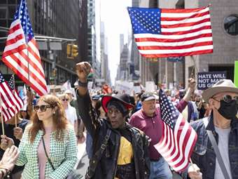 Χιλιάδες Αμερικανοί διαδηλώνουν κατά του Τραμπ σε Ουάσινγκτον και άλλες πόλεις