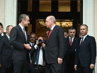 Bloomberg: Τουρκία και Ελλάδα στοχεύουν στη βελτίωση των δεσμών, με "αγκάθι" το Κυπριακό