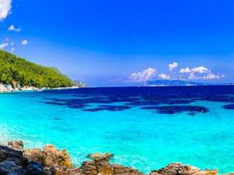 ΕΛΣΤΑΤ: Μείωση στις διανυκτερεύσεις, αύξηση στις δαπάνες - Ακριβότερες οι διακοπές για τους Έλληνες το 2023