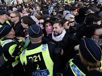 Eντάσεις μεταξύ αστυνομίας και φιλοπαλαιστίνιων διαδηλωτών έξω από τον χώρο διεξαγωγής του τελικού της Eurovision στο Μάλμε