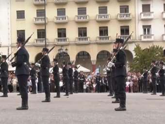 Θεσσαλονίκη: Εντυπωσίασε η επίδειξη των σπουδαστών της ΣΣΑΣ στην πλατεία Αριστοτέλους