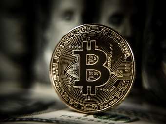 Δίχως τέλος η κατρακύλα του Bitcoin: Πέφτει κάτω από τα 90.000 δολάρια, ψαλιδίζει τα κέρδη του 2025