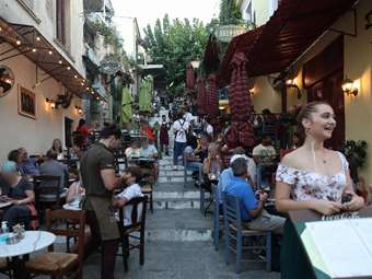 Σύννεφα στην εστίαση παρά την τουριστική… λιακάδα