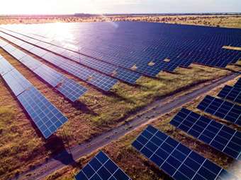 Η Κίνα εγκατέστησε το 2023 περισσότερα ηλιακά πάνελ απ' όσα οι ΗΠΑ σε όλη την ιστορία τους