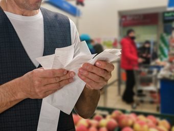 Ο πληθωρισμός υποχωρεί, αλλά οι τιμές παραμένουν ψηλά