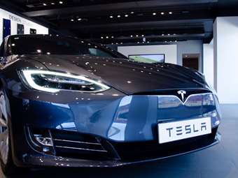 Η Tesla μειώνει τις τιμές των premium μοντέλων κατά περισσότερο από 4,5% στην Κίνα
