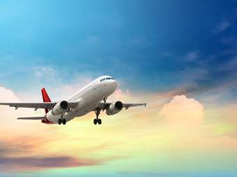 Τα ταξίδια κορυφώνονται στην Ευρώπη κατά την εορταστική περίοδο παρά τις προειδοποιήσεις για την ασφάλεια