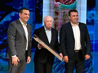 Ινστιτούτο Αλέξη Τσίπρα: Τον Μάθιου Νίμιτς βράβευσαν Αλ. Τσίπρας - Ζ. Ζάεφ