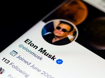 Ο Έλον Μασκ λέει πως η συμφωνία $7 εκατ. του Twitter με έναν πληροφοριοδότη του επιτρέπει να ακυρώσει την εξαγορά