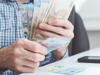 Νέος γύρος πλειστηριασμών από την ΑΑΔΕ για χρέη στην εφορία - Σφίγγει ο κλοιός για όσους δεν ρυθμίζουν τις οφειλές τους