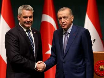 Αυστρία: Ο Νεχάμερ κάλεσε την Τουρκία να ασκήσει επιρροή στη Χαμάς για την απελευθέρωση των ομήρων