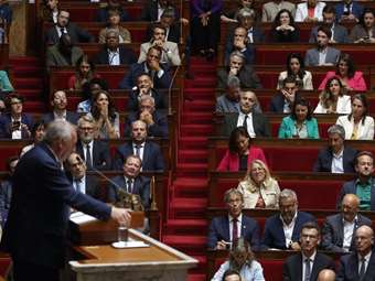 Έπεσε η κυβέρνηση Μπαϊρού, σε πολιτική κρίση η Γαλλία