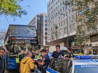 Πανεπιστημίου: Καλώδιο τρόλεϊ έπεσε σε τουριστικό λεωφορείο - Τραυματίστηκαν έξι τουρίστες