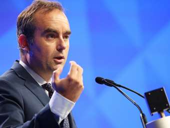 Γαλλία: Ο Λεκορνί φέρνει κι άλλους φόρους για τα εισοδήματα άνω των 250.000 ευρώ