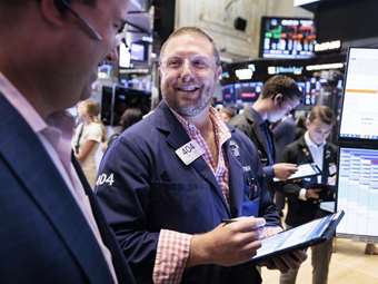 Οριακά κέρδη στη Wall Street με ώθηση από την αγορά εργασίας