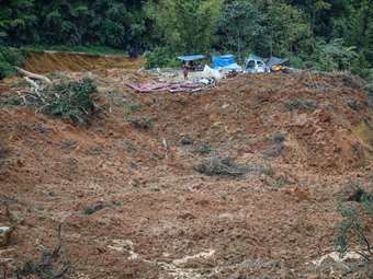 Ινδονησία: Επτά νεκροί και δεκάδες αγνοούμενοι μετά από κατολίσθηση