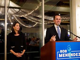 ΗΠΑ: Ο γερουσιαστής Μενέντεζ, υπόδικος για διαφθορά, θα θέσει υποψηφιότητα ως ανεξάρτητος