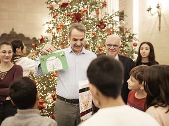 Ο πρωθυπουργός αντάλλαξε δώρα και ευχές με τα παιδιά του Σκαγιοπούλειου Πατρών