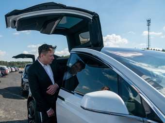 Η Tesla αποκλείει μικρομετόχους από αγωγές κατά διοίκησης