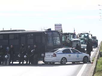 Μπλόκο αστυνομικών στην κάθοδο των τρακτέρ από Χαλκιδική
