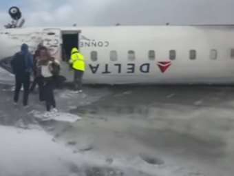 Καναδάς: Επιβατικό αεροσκάφος αναποδογυρίζει στον διάδρομο μετά την προσγείωση, 15 τραυματίες