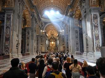 Μεγάλη προσέλευση στην κηδεία του Πάπα Φραγκίσκου: Πάνω από 200.000 άνθρωποι στην πλατεία του Αγίου Πέτρου