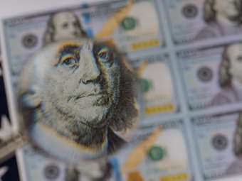 Συνεχίζεται ο κατήφορος του δολαρίου καθώς φουντώνουν οι ανησυχίες για την αμερικανική οικονομία