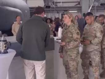 Ο Τζ. Ντ. Βανς σέρβιρε μπύρα σε Αμερικανούς στρατιώτες σε βάση στη Γερμανία