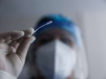 Ο Λευκός Οίκος ενστερνίζεται και επίσημα τη θεωρία πως ο ιός του covid-19 βγήκε "από εργαστήριο"