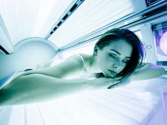 "Καυτό" ρίσκο το τεχνητό μαύρισμα – Πώς το σολάριουμ απειλεί το δέρμα μας