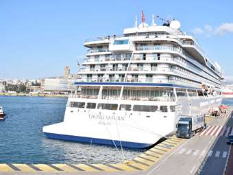 Το κρουαζιερόπλοιο "Norwegian Viva" στο λιμάνι του Βόλου με χιλιάδες τουρίστες