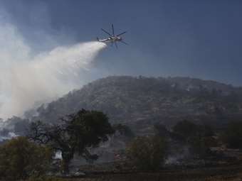 Φωτιά στην Καρκαδιώτισσα Ηρακλείου - Επιχειρούν επίγειες και εναέριες δυνάμεις της Πυροσβεστικής