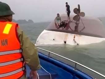 Βιετνάμ: Τουλάχιστον 34 νεκροί και 8 αγνοούμενοι από τη βύθιση τουριστικού σκάφους εν μέσω θύελλας