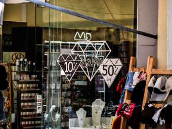 Το τέλος των μικρών καταστημάτων της γειτονιάς