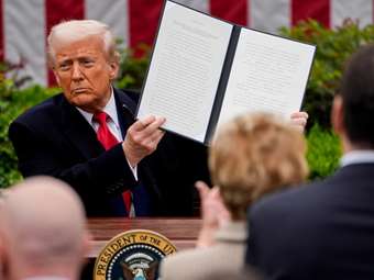 Citi, Barclays, BNP Paribas και Berenberg προειδοποιούν για "σκληρές" επιπτώσεις σε οικονομία, επιχειρήσεις και αγορές από τη σαρωτική δασμολογική καταιγίδα Τραμπ