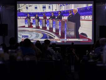 Οι υποψήφιοι για το χρίσμα των Ρεπουμπλικανών έφεραν το χάος σττο ντιμπέιτ, αλλά κερδισμένος είναι και πάλι ο Τραμπ