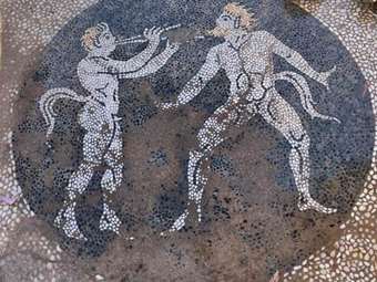 ΥΠΠΟ: Αποκαλύφθηκε σπάνιο βοτσαλωτό ψηφιδωτό με παράσταση Σατύρων στην Ερέτρια