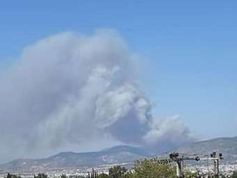 Φωτιά στη Σταμάτα κοντά σε σπίτια - Εκκενώνονται Αμυγδαλέζα, Γαλήνη και Ροδόπολη