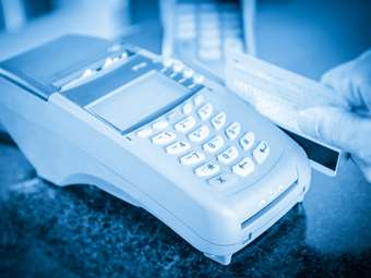 Το ΥΠΟΙΚ προωθεί μείωση προμηθειών POS για μικροποσά