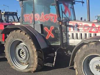 Νίκαια: Βανδάλισαν τα τρακτέρ δύο αγροτών που πήγαν στη συνάντηση με K. Μητσοτάκη - "Προδότης"