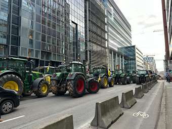 Τρακτέρ έξω από το Ευρωκοινοβούλιο: Συγκρούσεις διαδηλωτών αγροτών με την αστυνομία στο κέντρο των Βρυξελλών