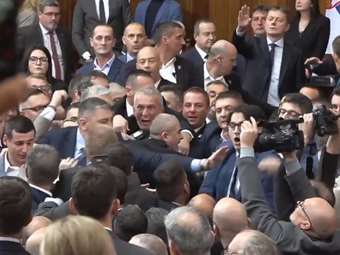 Σερβία: "Σύρραξη" στο Κοινοβούλιο, βουλευτές πιάστηκαν στα χέρια