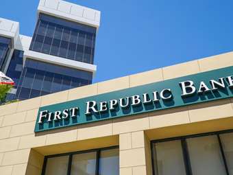 First Republic Bank: Εξετάζει να πουλήσει περιουσιακά στοιχεία έως $100 δισ.